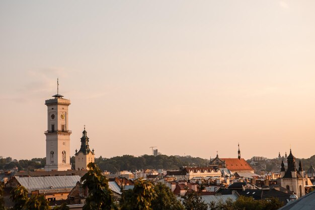 Vista panorâmica da paisagem urbana do pôr do sol sobre a cidade de Lviv