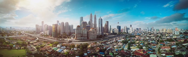 Foto vista panorâmica da paisagem urbana no meio do centro da cidade de kuala lumpur de manhã cedo com pouca névoa malásia