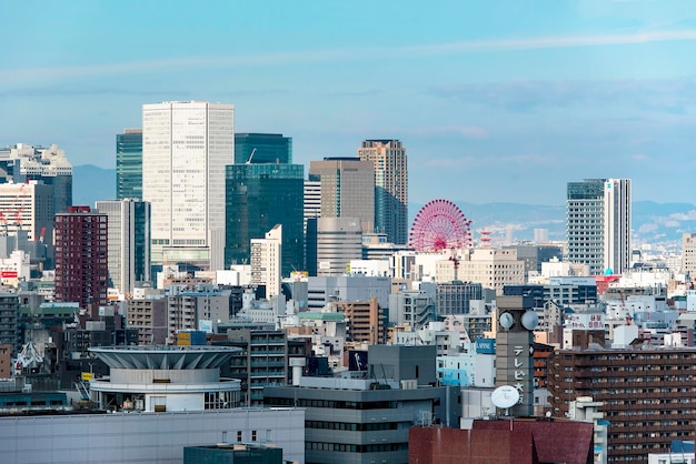 Vista panorâmica da parte de negócios de Osaka com arranha-céus de alta tecnologia