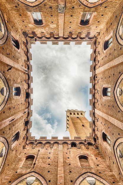 Vista panorâmica da parte inferior do pátio do Palazzo Pubblico, importante marco de Siena, Itália