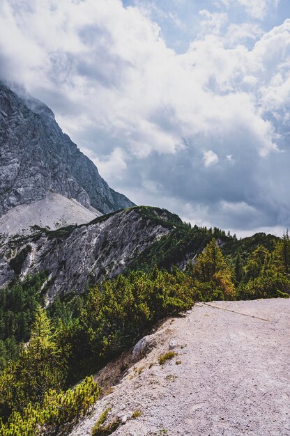 Foto vista panorâmica da passagem da montanha vrsic parque nacional de triglav eslovênia triglav a mais alta montanha eslovena belas paisagens montanhosas