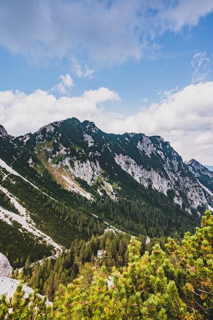 Foto vista panorâmica da passagem da montanha vrsic parque nacional de triglav eslovênia triglav a mais alta montanha eslovena belas paisagens montanhosas