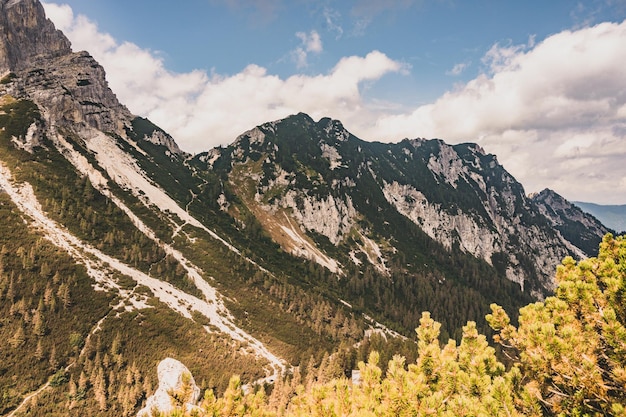 Foto vista panorâmica da passagem da montanha vrsic parque nacional de triglav eslovênia triglav a mais alta montanha eslovena belas paisagens montanhosas