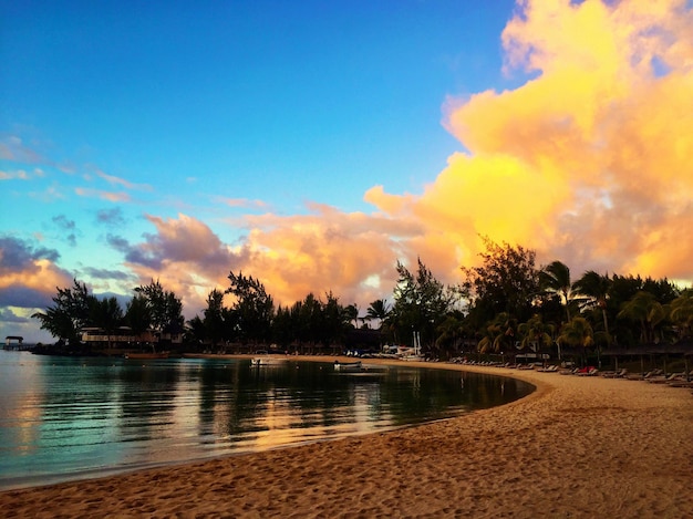 Foto vista panorâmica da piscina contra o céu durante o pôr-do-sol