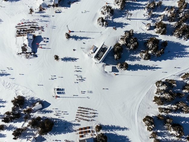 Vista panorâmica da pista de esqui com as montanhas e a estância de esqui Kopaonic de madeira na Sérvia
