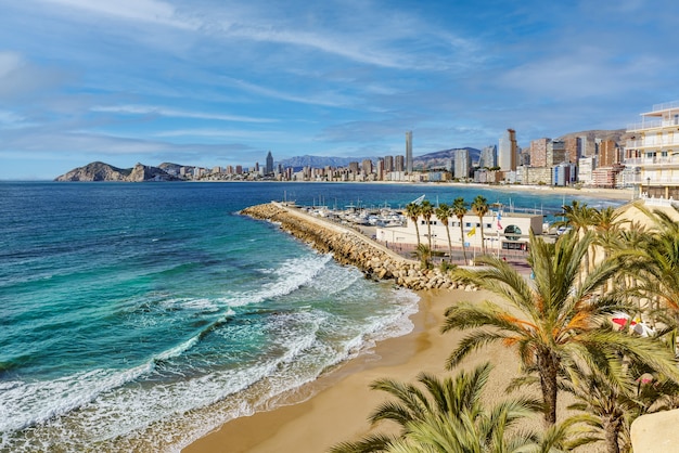 Vista panorâmica da Playa de Poniente em Benidorm, famosa cidade turística na costa mediterrânea da Espanha