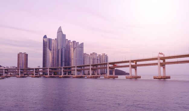 Vista panorâmica da ponte de busan gwangandaegyo (diamond bridge) na praia de haeundae em busan, coreia.