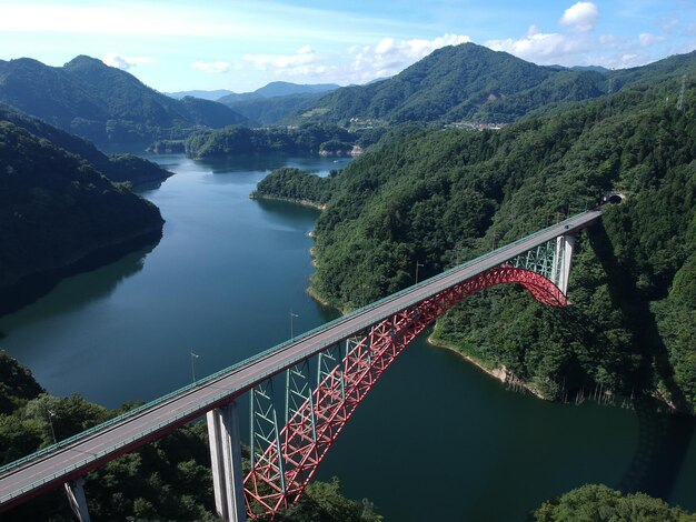 Foto vista panorâmica da ponte sobre as montanhas contra o céu