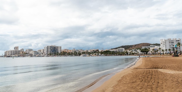 Vista panorâmica da praia Arenal na cidade costeira de San Antonio Abad Ibiza Island Balearic