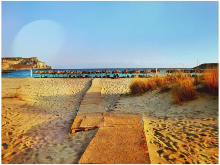 Foto vista panorâmica da praia contra o céu azul claro