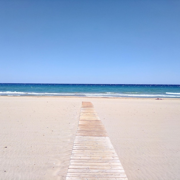 Vista panorâmica da praia contra o céu azul claro