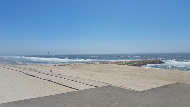 Foto vista panorâmica da praia contra o céu azul claro