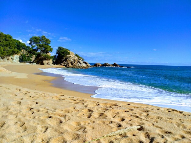 Foto vista panorâmica da praia contra o céu azul claro