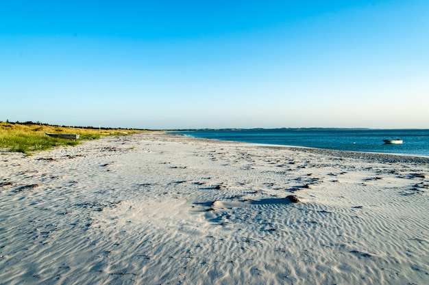 Vista panorâmica da praia contra o céu azul claro