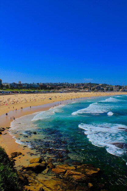 Foto vista panorâmica da praia contra o céu azul claro