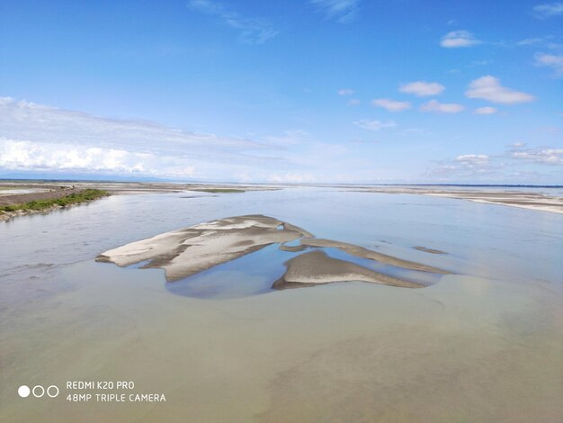 Vista panorâmica da praia contra o céu azul