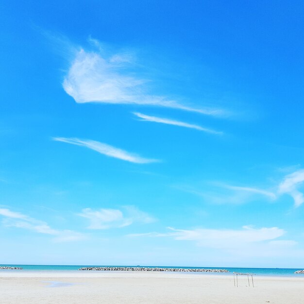 Vista panorâmica da praia contra o céu azul