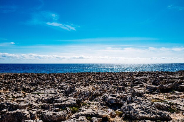 Vista panorâmica da praia contra o céu azul