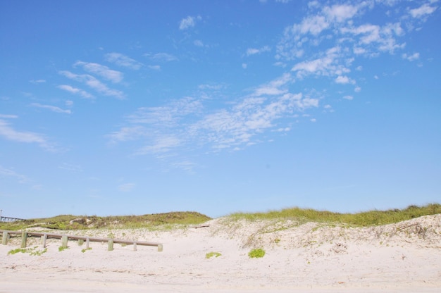 Vista panorâmica da praia contra o céu azul