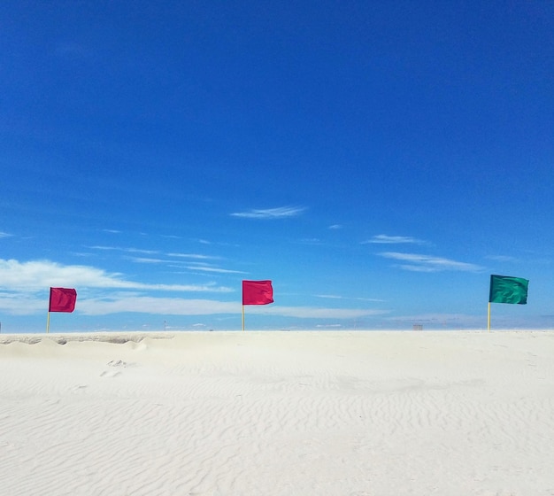 Foto vista panorâmica da praia contra o céu azul