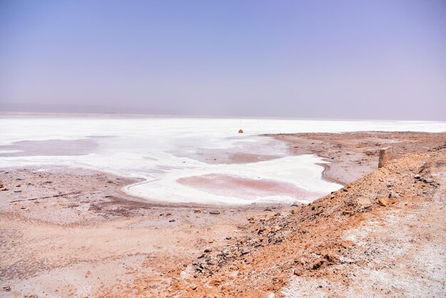 Foto vista panorâmica da praia contra o céu claro