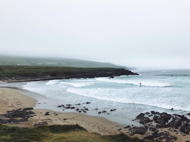 Foto vista panorâmica da praia contra o céu claro