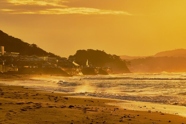 Foto vista panorâmica da praia contra o céu durante o nascer do sol