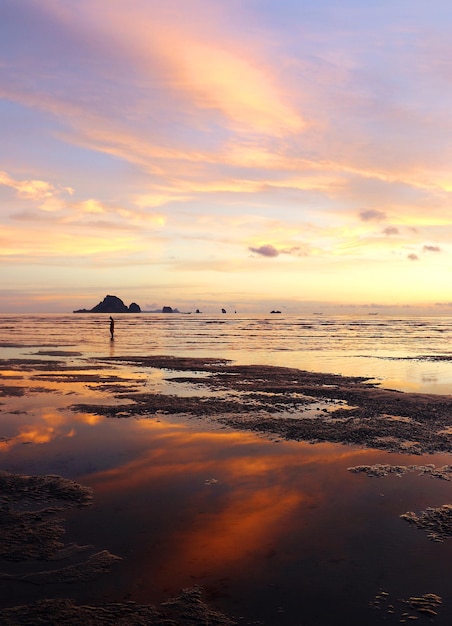Foto vista panorâmica da praia contra o céu durante o pôr-do-sol
