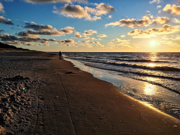 Vista panorâmica da praia contra o céu durante o pôr-do-sol