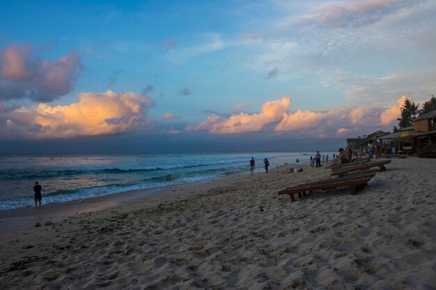 Vista panorâmica da praia contra o céu durante o pôr-do-sol