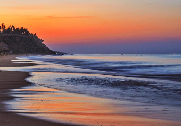 Vista panorâmica da praia contra o céu durante o pôr-do-sol