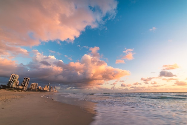 Foto vista panorâmica da praia contra o céu durante o pôr-do-sol