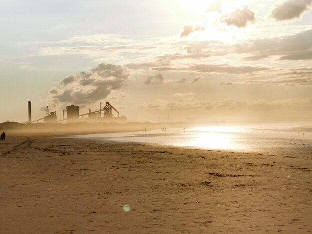 Foto vista panorâmica da praia contra o céu durante o pôr-do-sol