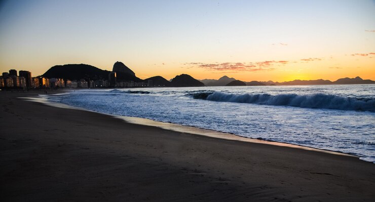 Foto vista panorâmica da praia contra o céu durante o pôr-do-sol
