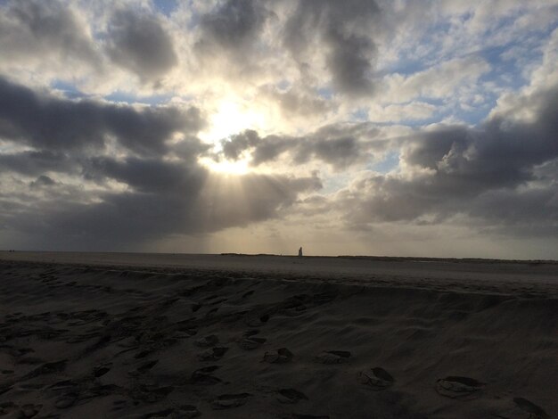 Foto vista panorâmica da praia contra o céu durante o pôr-do-sol