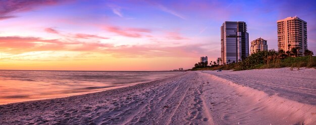 Foto vista panorâmica da praia contra o céu durante o pôr-do-sol