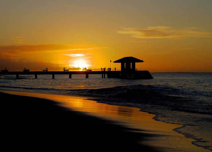 Foto vista panorâmica da praia contra o céu durante o pôr do sol