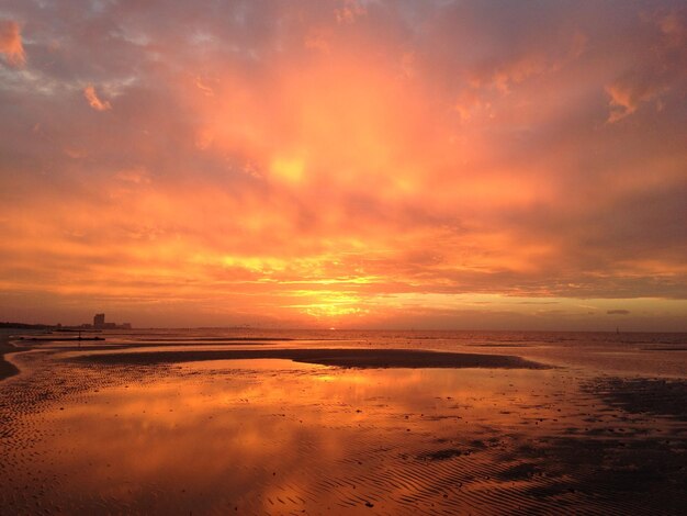 Vista panorâmica da praia contra o céu durante o pôr-do-sol