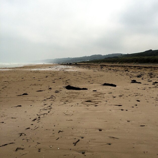 Foto vista panorâmica da praia contra o céu nublado