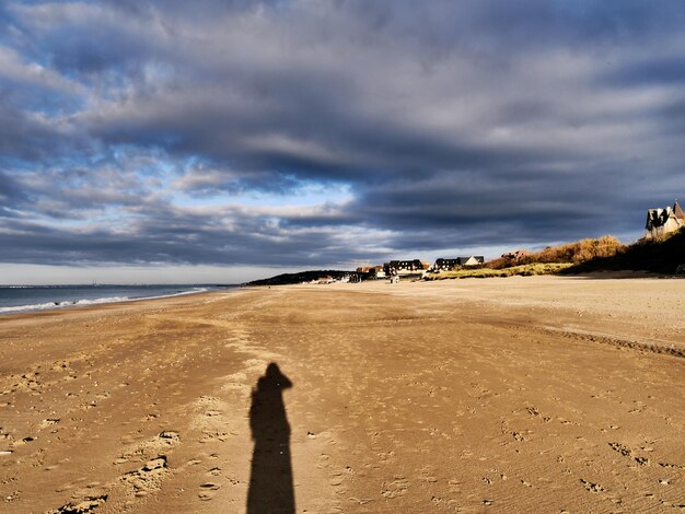 Foto vista panorâmica da praia contra o céu