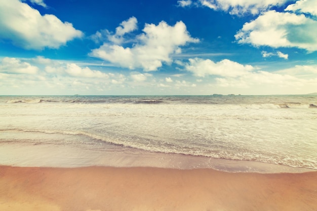 Vista panorâmica da praia contra o céu