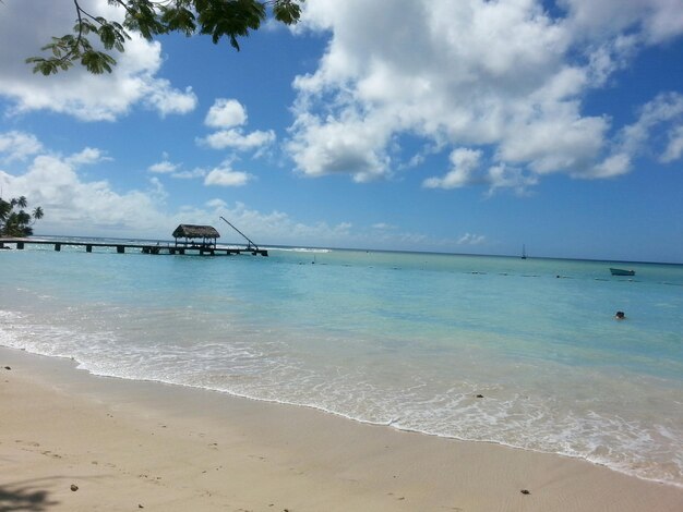 Vista panorâmica da praia contra o céu