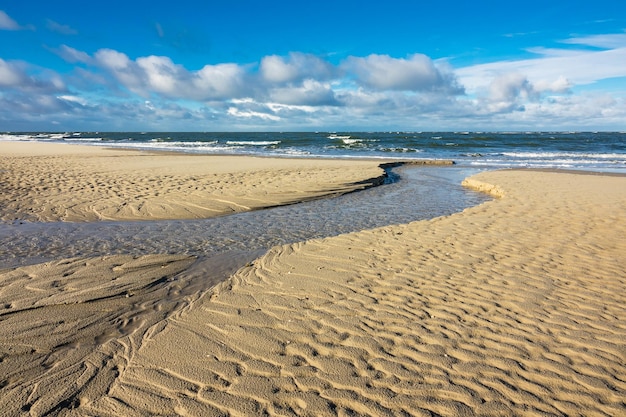 Vista panorâmica da praia contra o céu