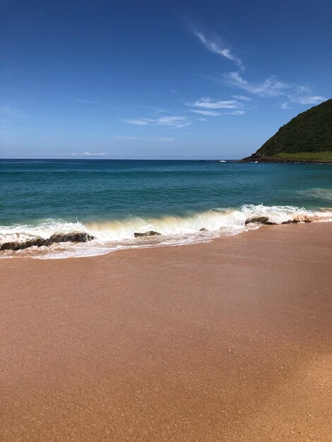 Foto vista panorâmica da praia contra o céu