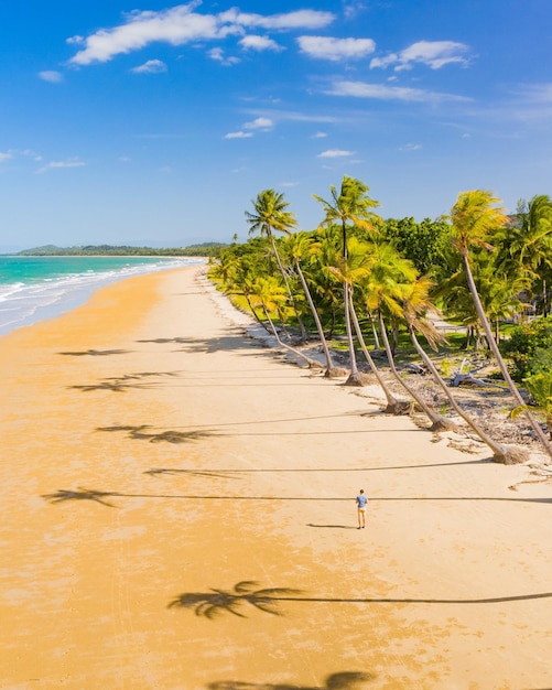 Vista panorâmica da praia contra o céu