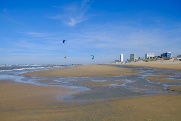 Vista panorâmica da praia contra o céu