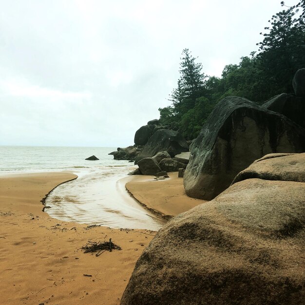 Vista panorâmica da praia contra o céu