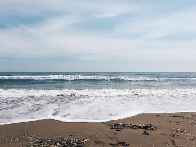 Vista panorâmica da praia contra o céu