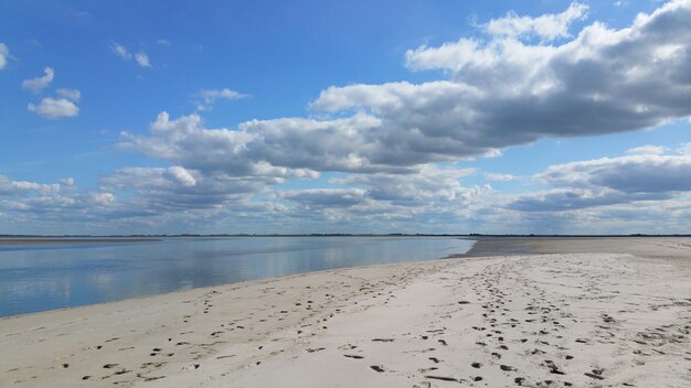 Foto vista panorâmica da praia contra o céu