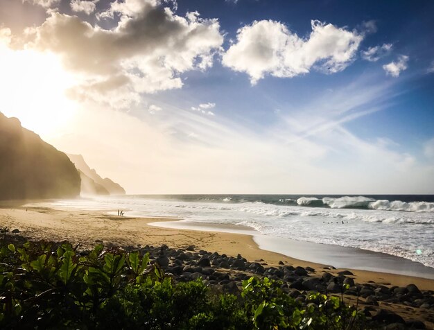 Vista panorâmica da praia contra o céu